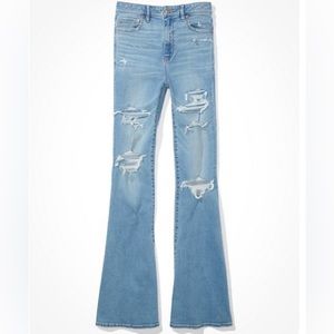 AMERICAN EAGLE. RIPPED SUPER HI-WAISTED FLARE JEANS